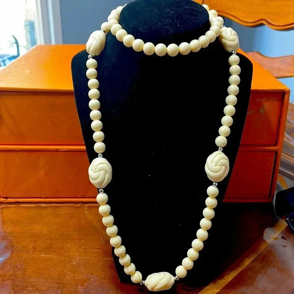Massive vintage cream plastic beaded station necklace - Picture 1 of 5